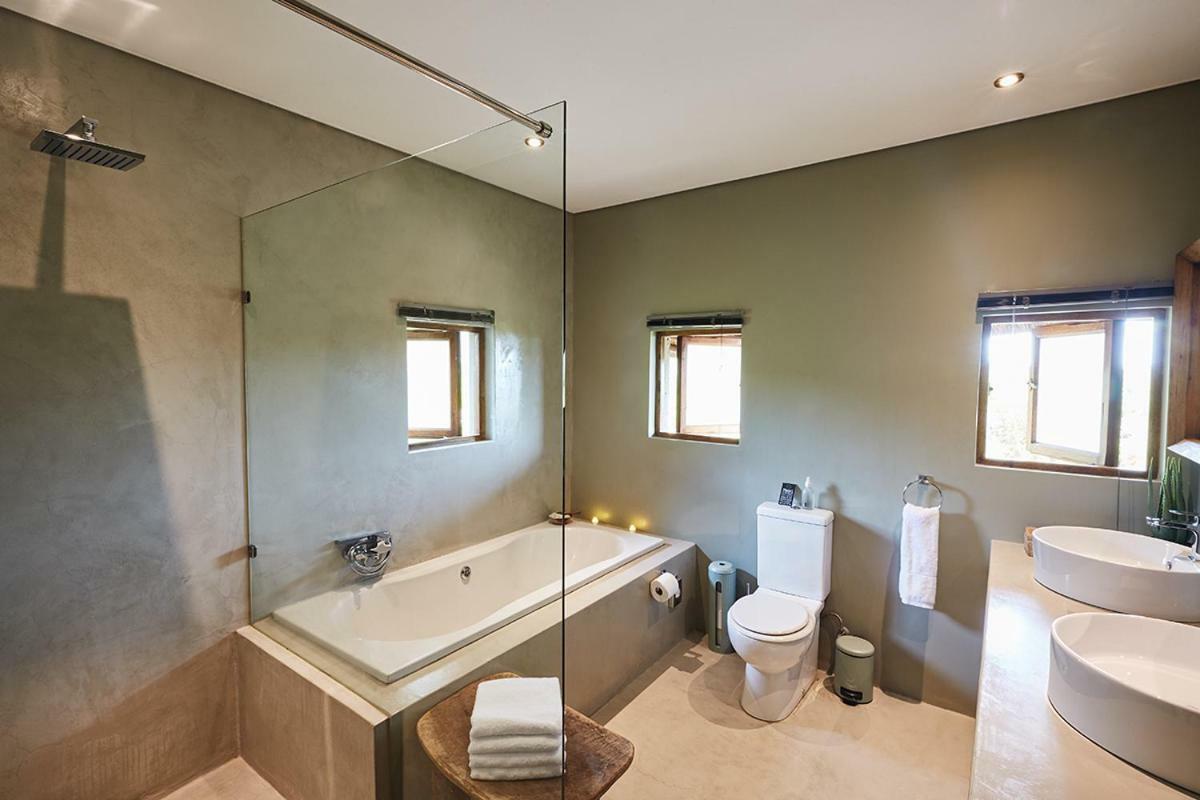 שמורת הצייד ולחפונדן Mhondoro Safari Lodge & Villa מראה חיצוני תמונה
